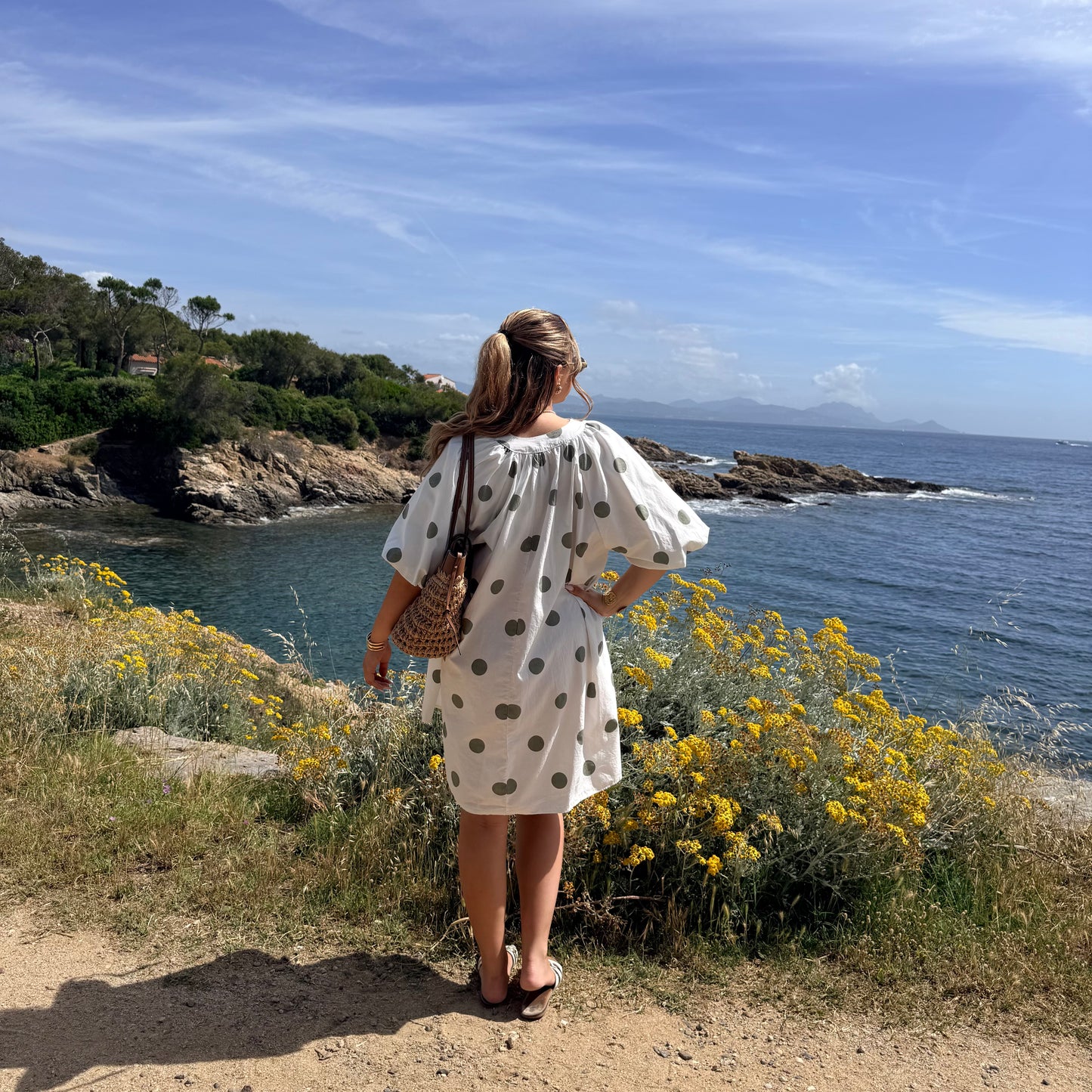 Robe blanche à pois verts
