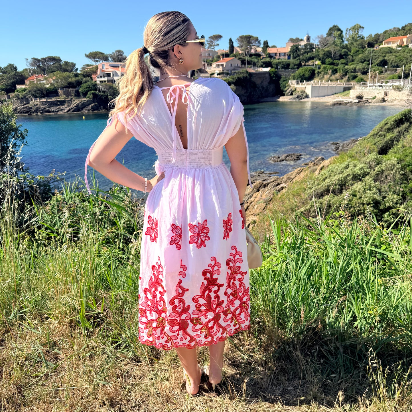Robe brodée rose