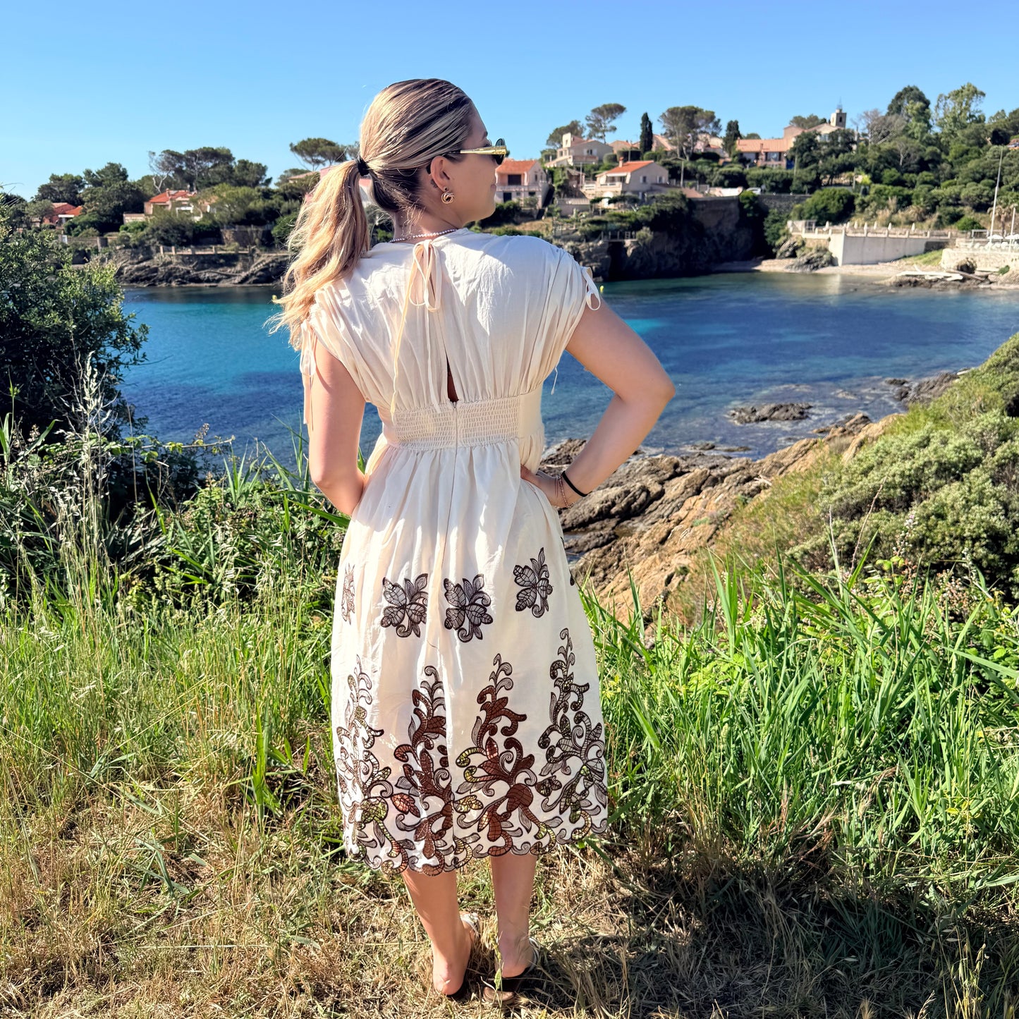 Robe brodée beige