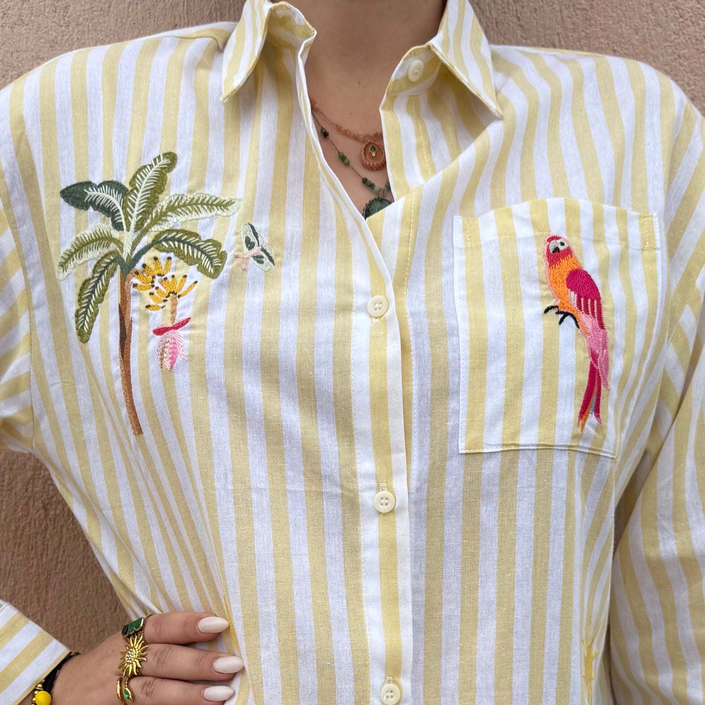 Chemise brodée jaune