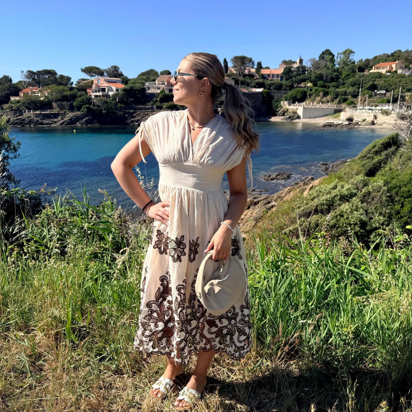Robe brodée beige