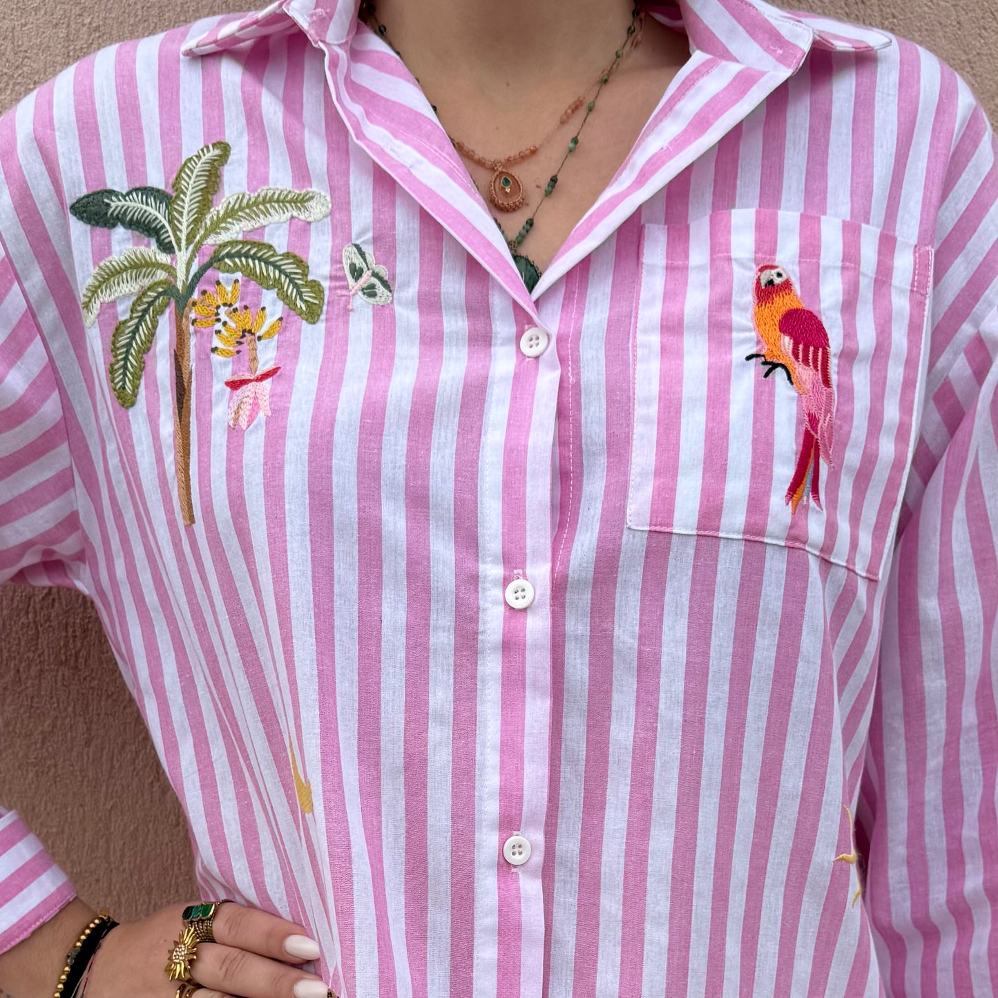 Chemise brodée rose