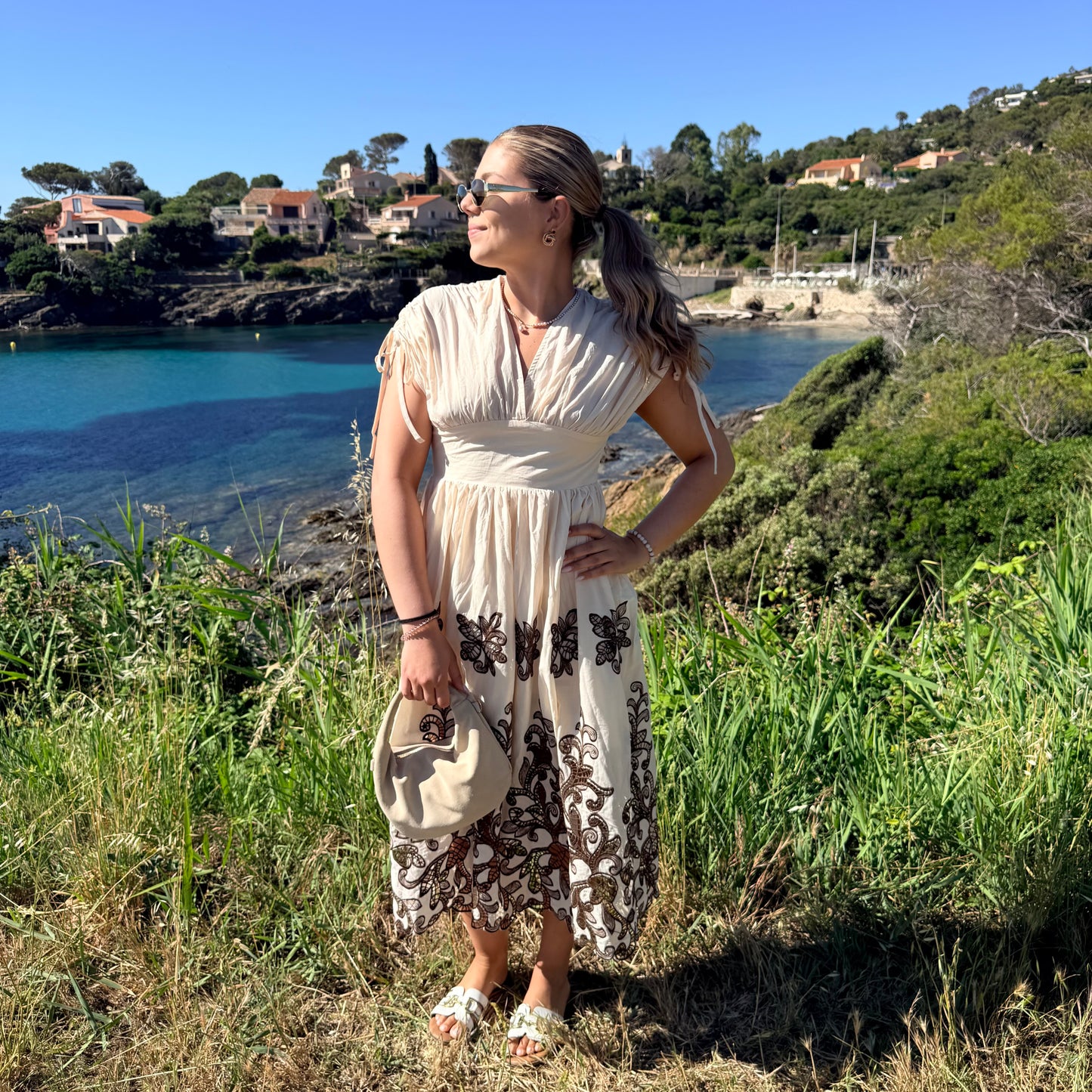Robe brodée beige