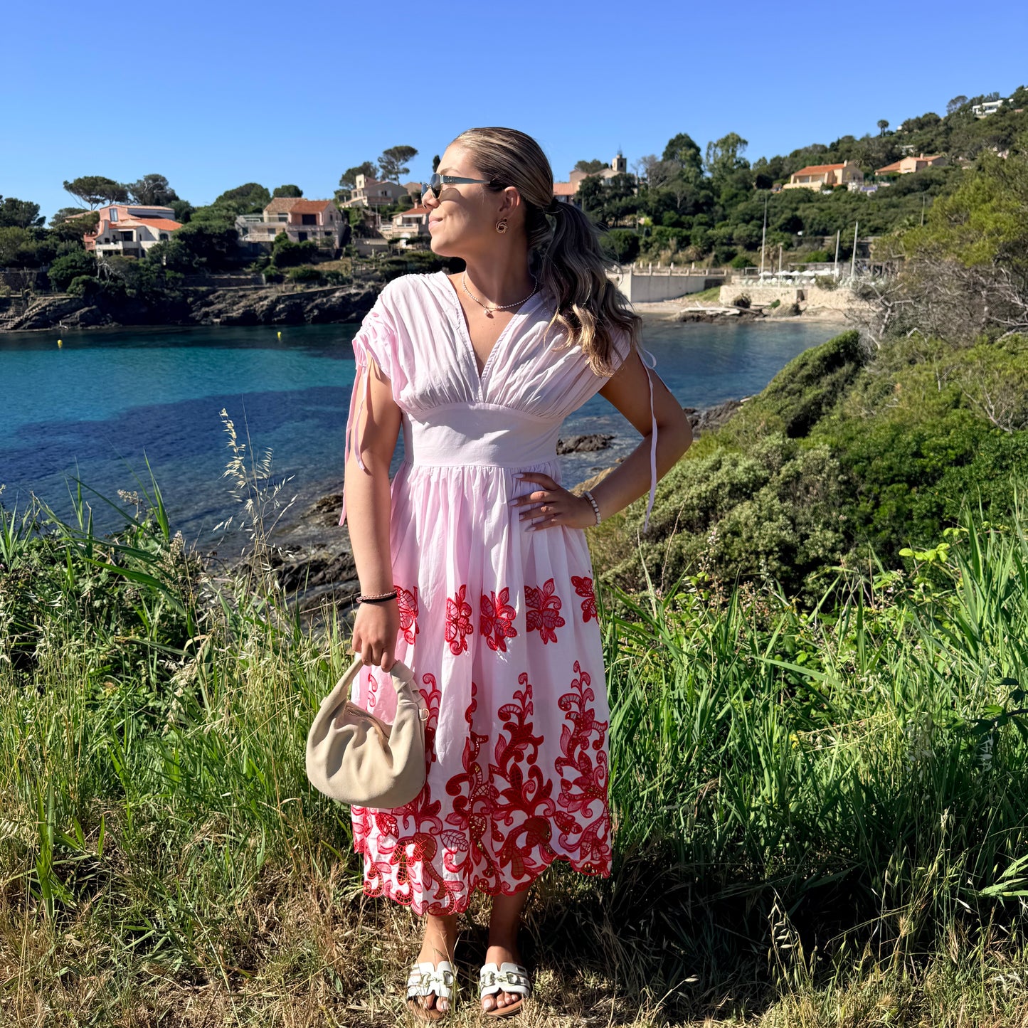 Robe brodée rose