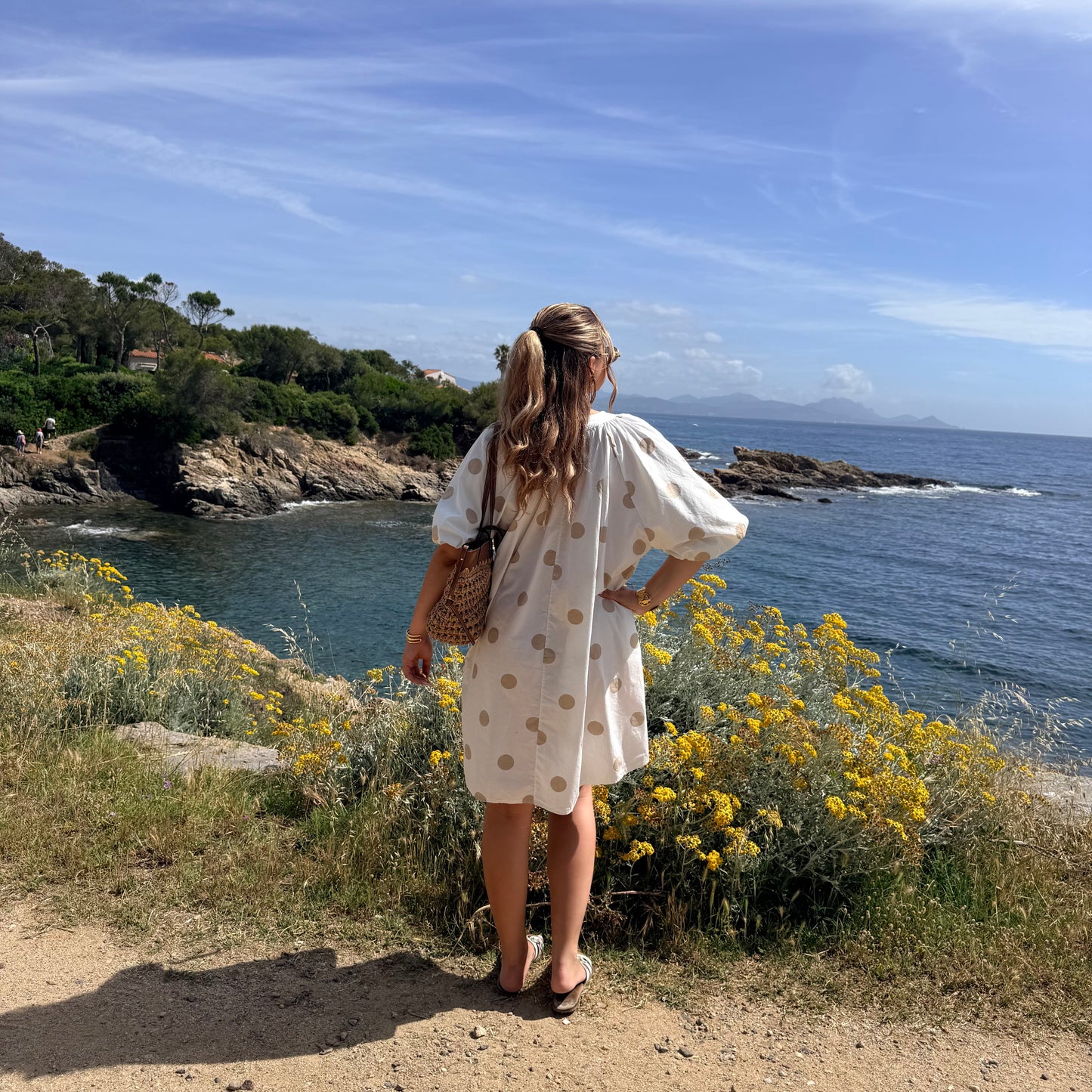 Robe blanche à pois beiges