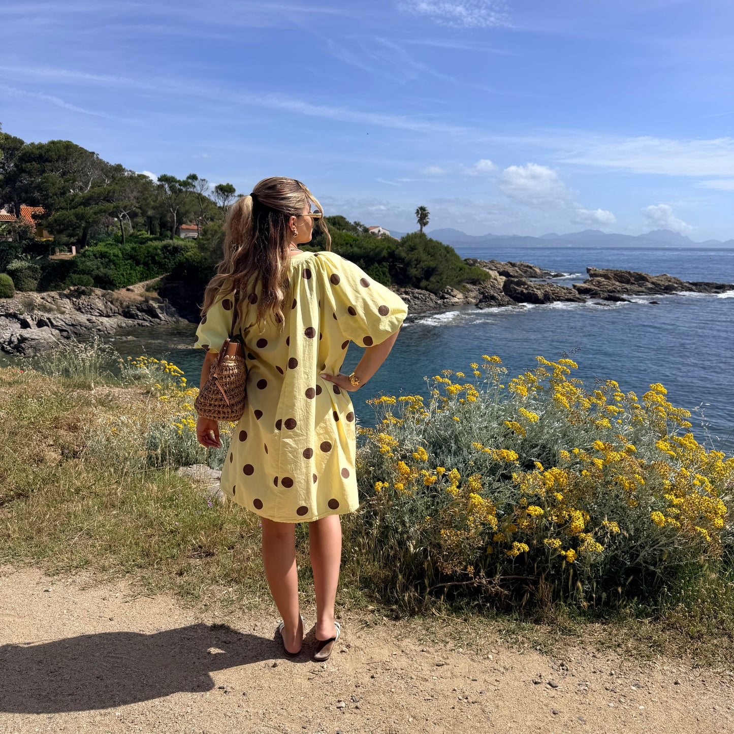 Robe à pois jaune