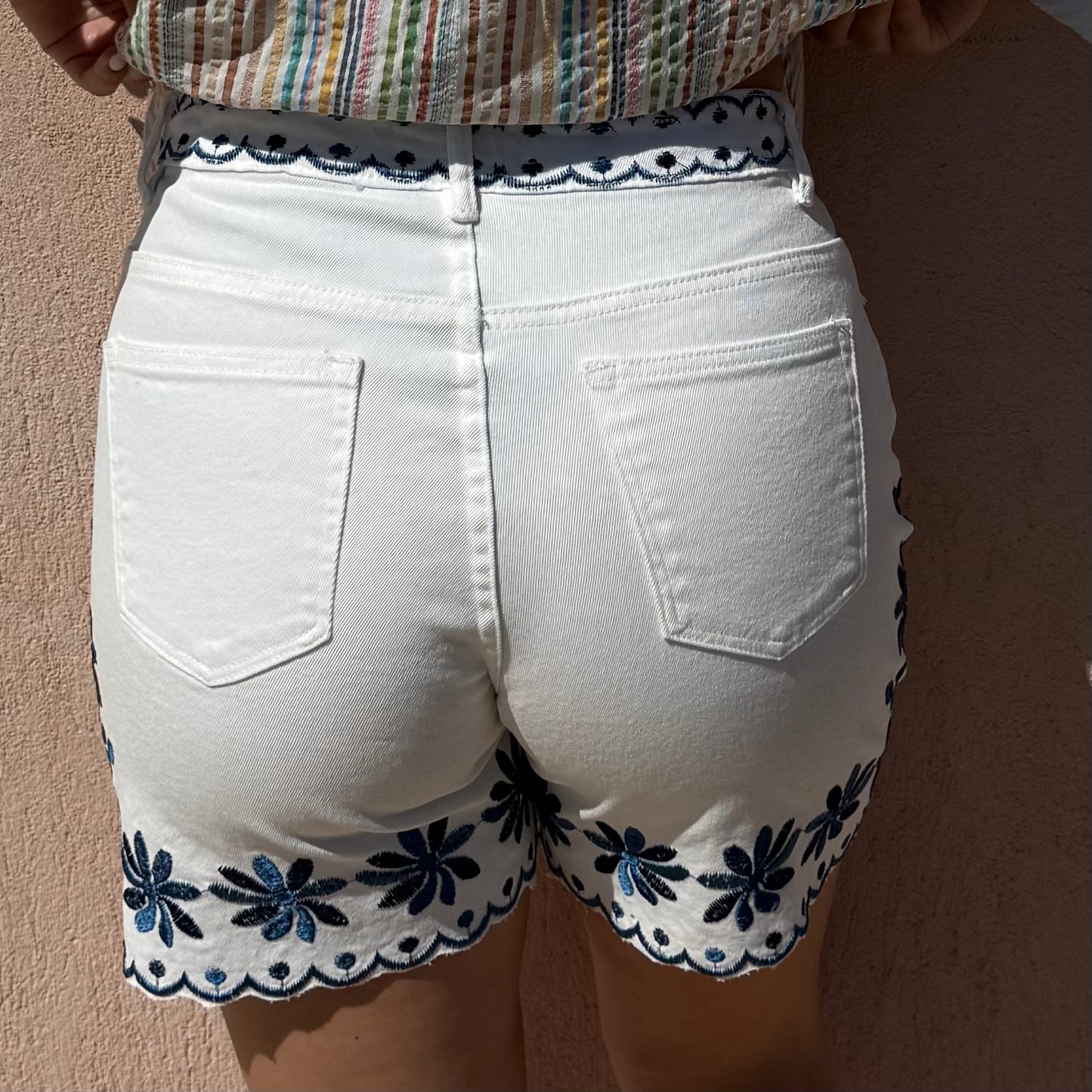 Short brodé