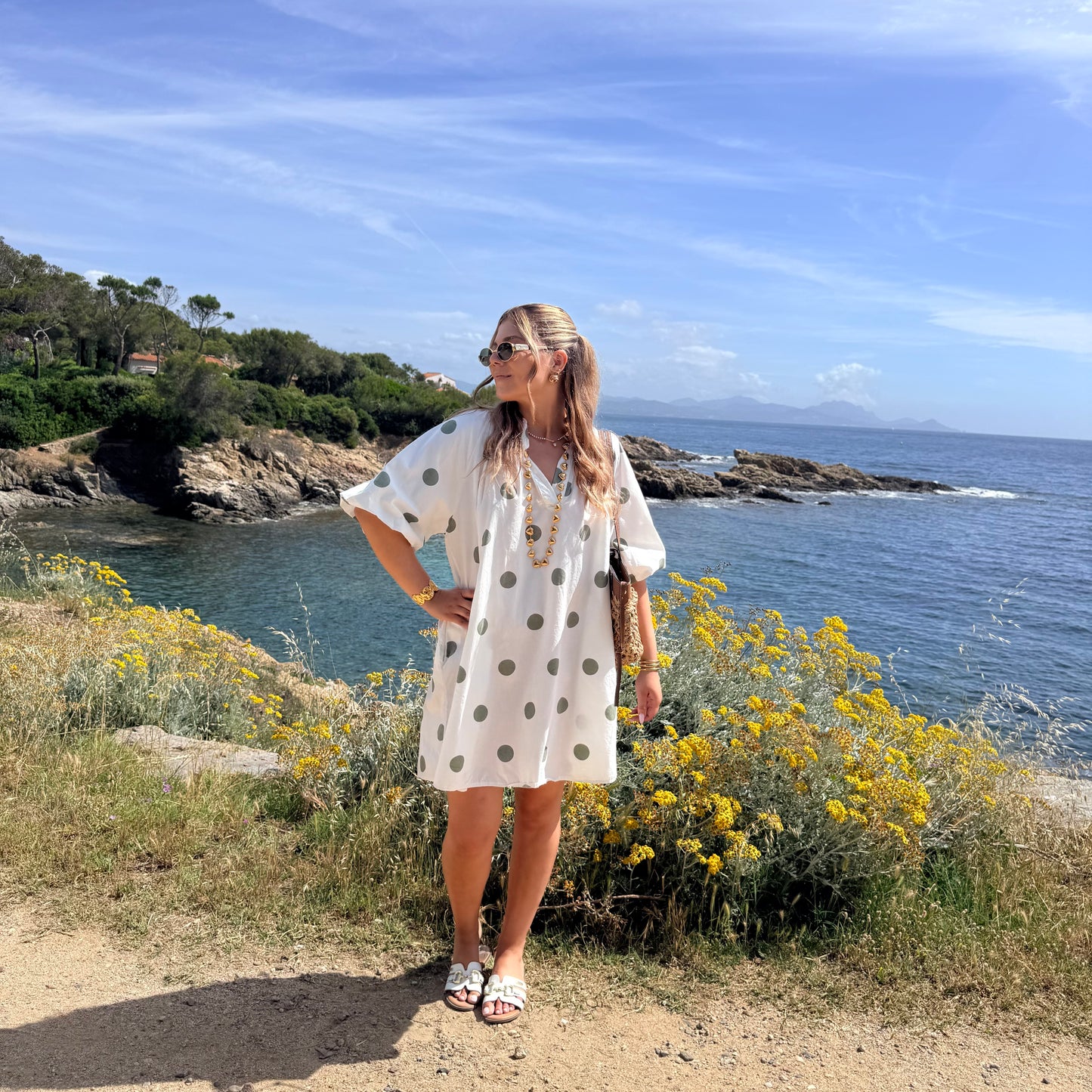 Robe blanche à pois verts