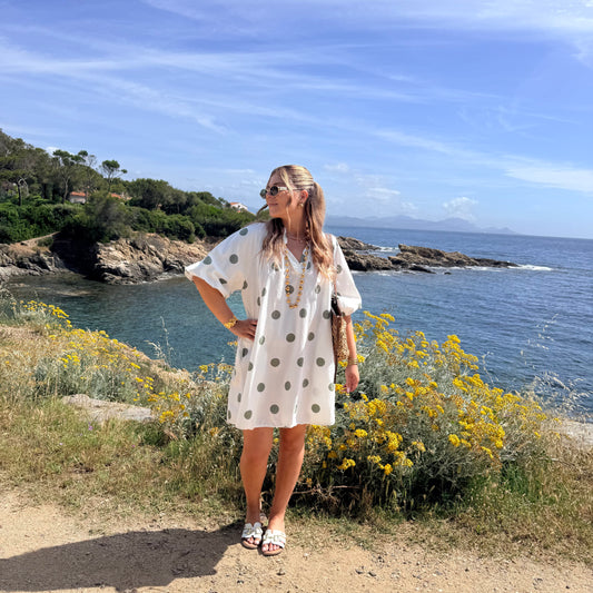 Robe blanche à pois verts
