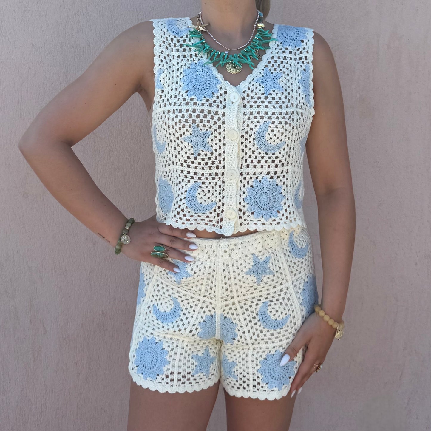 Short crochet lune
