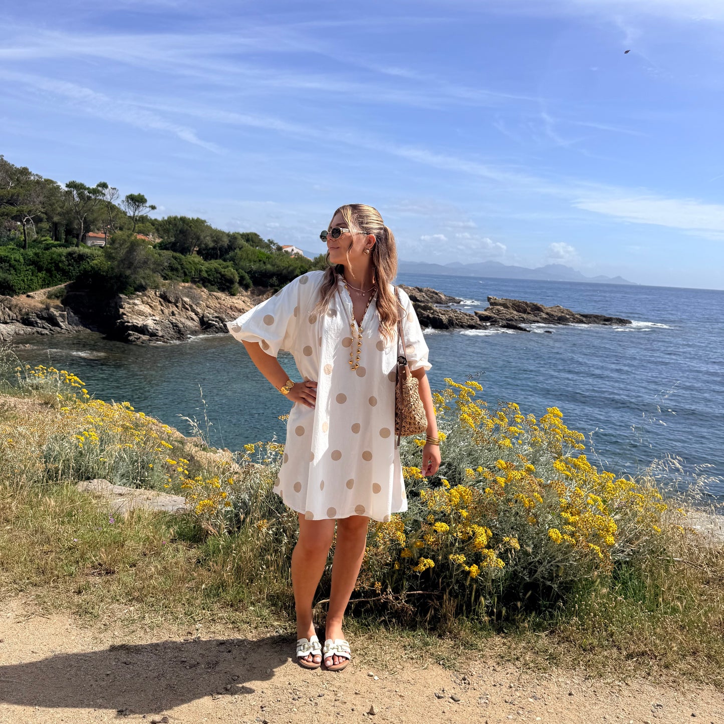 Robe blanche à pois beiges