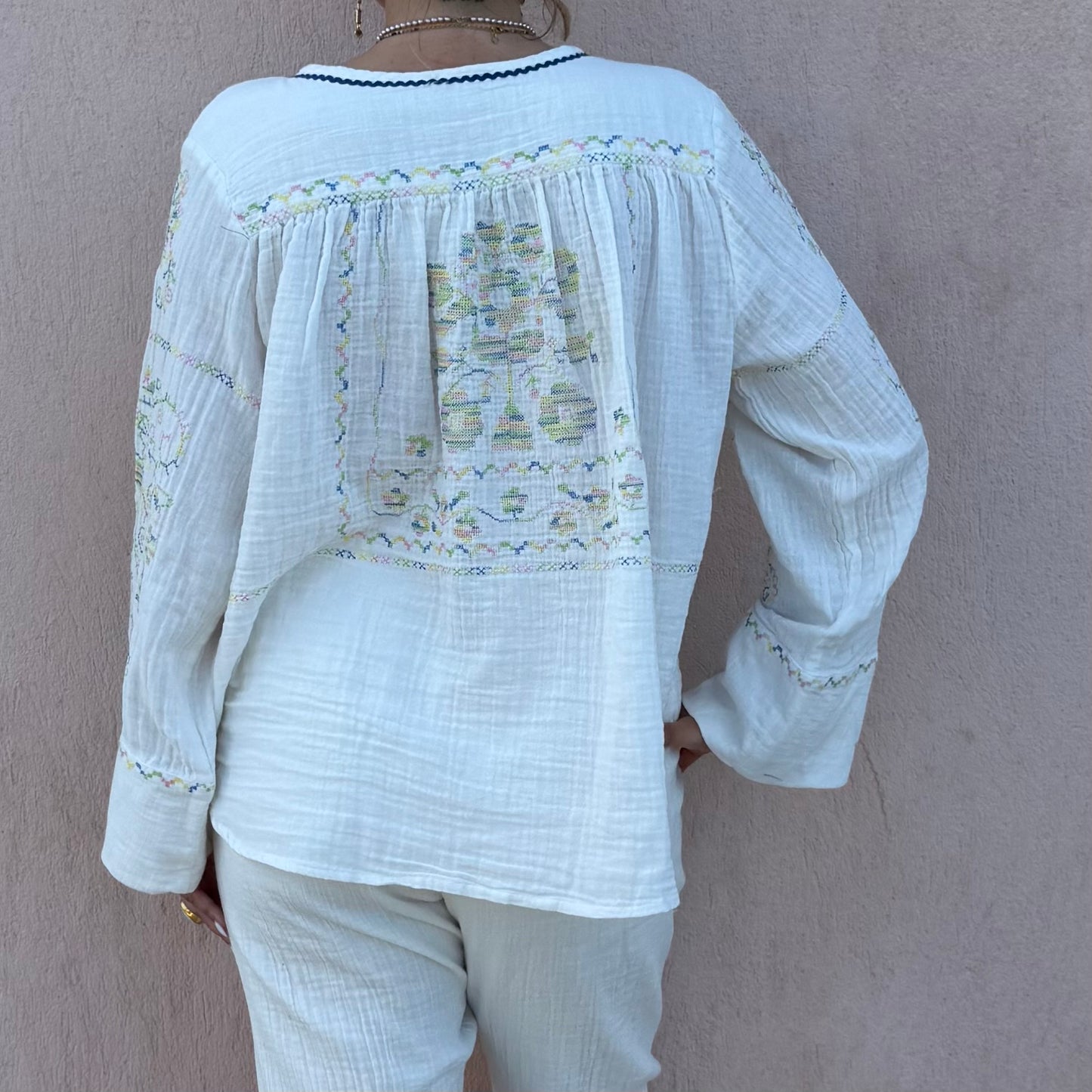 Blouse brodée